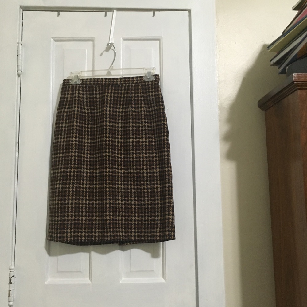 Adorable vintage houndstooth pencil skirt.